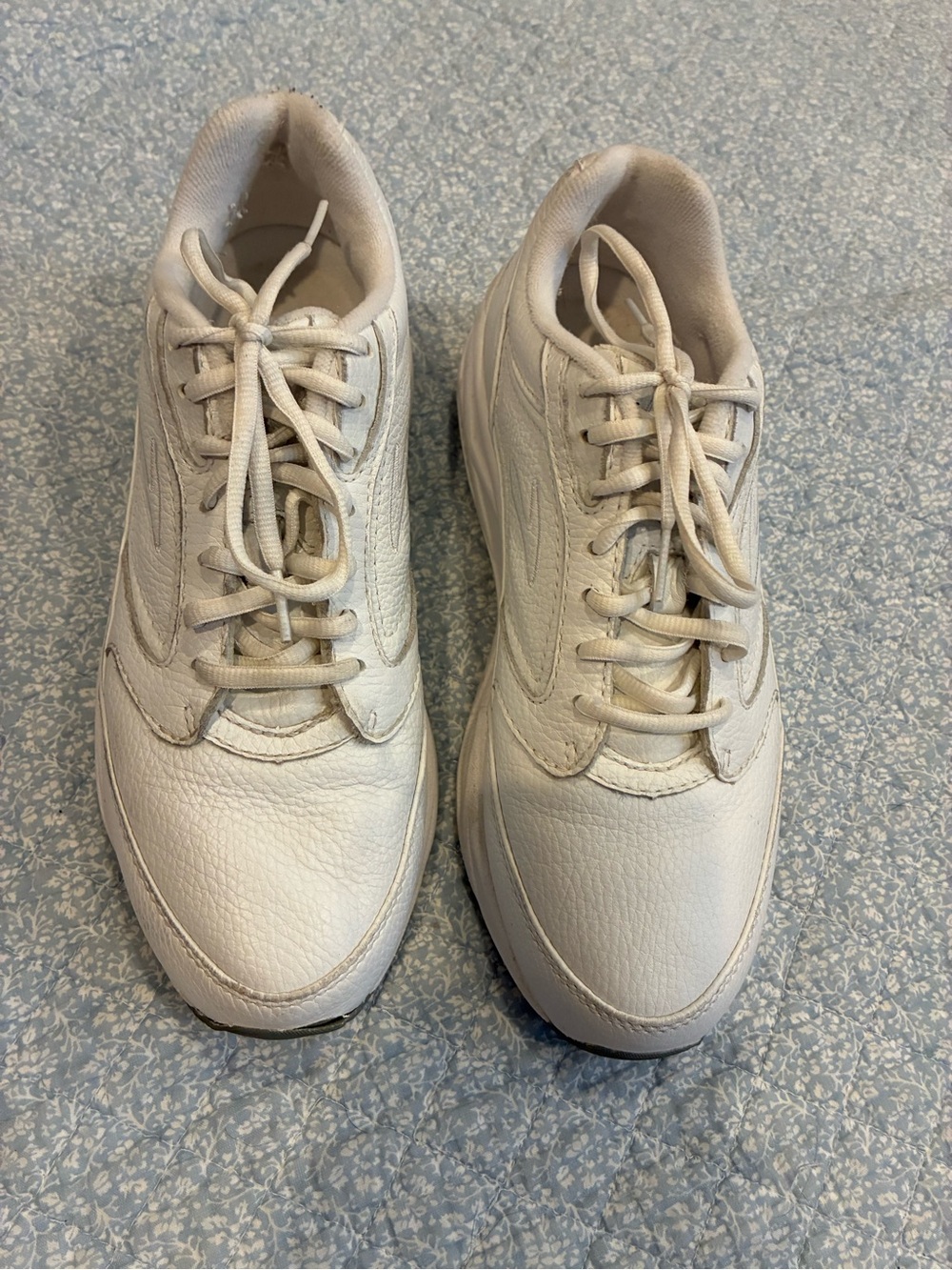 Brooks White Leather Casual Walking Lifestyle Sneakers Women’s Size 9.5